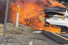 一名男子的特斯拉Y型车在加州高速公路上起火，在他寻找答案时，特斯拉似乎对他冷眼相待。(图片来源：Bishal Malla在Twitter上)