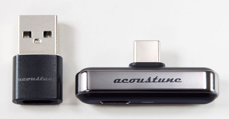 Acoustune ATX001 蓝牙发射器随附 USB-C 转 USB-A 适配器。