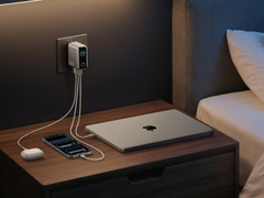 Anker 的新款充电器(100W、3 个端口、智能显示屏)(如图)现已在美国推出银色款。(图片来源:Anker)