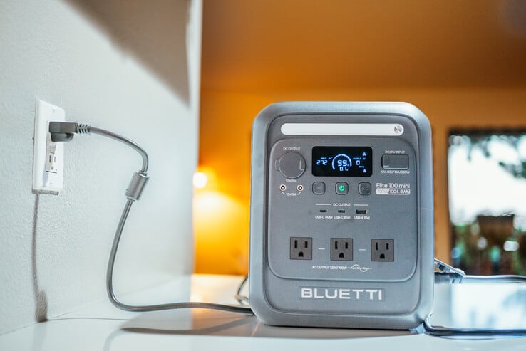 Elite 100 mini 配备内置 LED 灯和智能显示屏