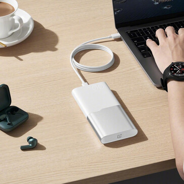 使用 SuperVOOC 移动电源为笔记本电脑充电（图片来源：OnePlus）