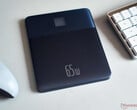Baseus Blade 2 Powerbank 采用金属边框的扁平外壳。(图片：Notebookcheck）