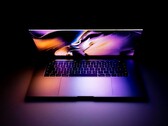MacBook Pro 预计很快将配备串联式 OLED 显示屏。(图片来源：Daniel Korpai）