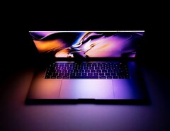 MacBook Pro 预计很快将配备串联式 OLED 显示屏。(图片来源：Daniel Korpai）