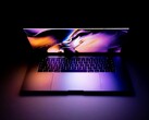 MacBook Pro 预计很快将配备串联式 OLED 显示屏。(图片来源：Daniel Korpai）
