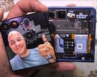 Galaxy Z Flip 7 的拆解证明，三星的翻盖手机除了防尘外，一无是处。(图片来源：JerryRigEverything）