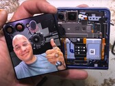 Galaxy Z Flip 7 的拆解证明，三星的翻盖手机除了防尘外，一无是处。(图片来源：JerryRigEverything）