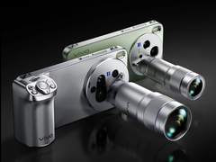 vivo X300 Ultra 和 X300s（安装了长焦变焦附件）。