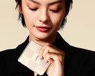 小米发布了配备徕卡摄像头的 Mix Flip 2 翻盖手机的官方预告海报、媒体照片和预告视频。(图片来源：小米）