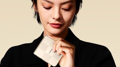 小米发布了配备徕卡摄像头的 Mix Flip 2 翻盖手机的官方预告海报、媒体照片和预告视频。(图片来源：小米）