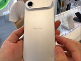 Apple Store 中国区展示的 iPhone 17 Air 假机为之前泄露的设计提供了佐证。(图片来源：Majin Bu on X）