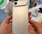 Apple Store 中国区展示的 iPhone 17 Air 假机为之前泄露的设计提供了佐证。(图片来源：Majin Bu on X）