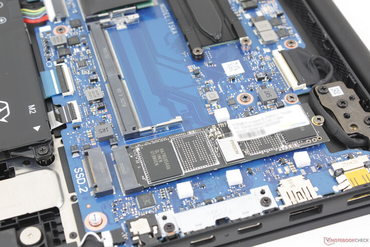 系统最多支持两个 M.2 2280 PCIe4 固态硬盘