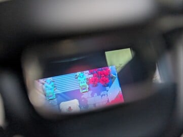 Xreal One Pro 与运行《超光漂移者》的 Steam Deck 相连接