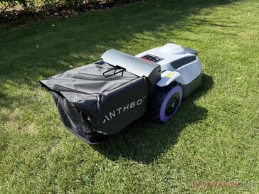 配备集草袋的 Anthbot N8