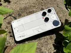 通过 IP68 认证的 Nothing Phone (3) 采用铝制边框，由大猩猩玻璃 7i（显示屏）和大猩猩玻璃 Victus（背面）保护。(图片来源：Notebookcheck）