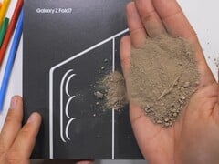 三星Galaxy Z Fold 7 是最新一款通过 JerryRigEverything 耐久性测试的手机。(图片来源：YouTube 上的 JerryRigEverything）