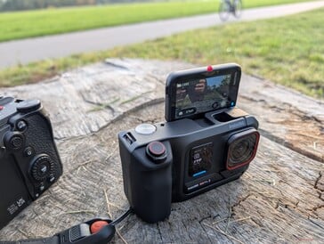 Insta360 Ace Pro 2 的显示屏非常适合自拍（图中搭配手柄使用）