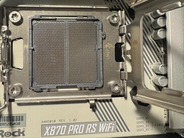 华擎 X870 Pro RS Wifi 主板插座有些变色。(图片来源：Reddit 上的 I_fliu）