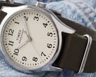 Timex Weekender New England TW2Y86500 腕表,配有银色表壳、奶油色表盘和深绿色皮表带。