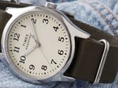 Timex Weekender New England TW2Y86500 腕表，配有银色表壳、奶油色表盘和深绿色皮表带。