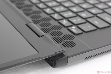 与其他 Alienware 笔记本电脑不同，它的盖子可以完全打开 180 度