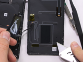 ROG Phone 8 Pro 中端。(来源：JerryRigEverything via YouTube）