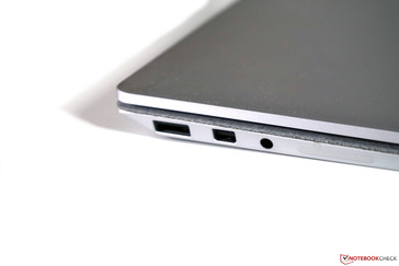 Left: USB 3.1 Type-A (Gen.1), Mini-DisplayPort, 3.5-mm audio jack