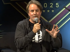 光环》社区经理布莱恩-贾拉德身穿 PlayStation T 恤的照片（图片来源：Halo YT）