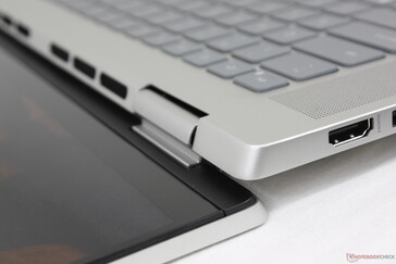 与许多华硕VivoBooks和ZenBooks一样，Inspiron的底座在打开盖子时将以一定的角度抬起。