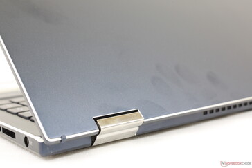与Zenbook Pro Duo系列类似的高品质金属合金骨架材料和光滑的蓝色哑光质地