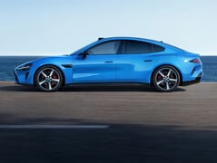 采用全新卡普里蓝配色的小米 SU7 (2026)：这款电动运动轿车不仅仅是小改款。(图片来源：小米）