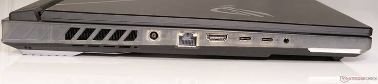 左：DC 输入、2.5 GbE LAN、HDMI 2.1 FRL 输出、Thunderbolt 4（带 DisplayPort 1.4 输出）、USB 3.2 Gen2 Type-C（带 DisplayPort 1.4 输出、100 W 功率交付）、3.5 毫米组合音频插孔