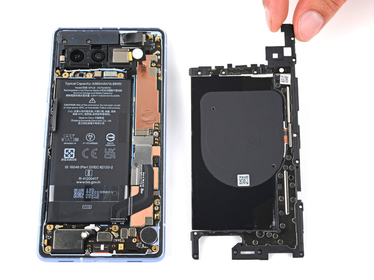 更换 Pixel 7a 的电池并非易事。(图片来源：iFixit）
