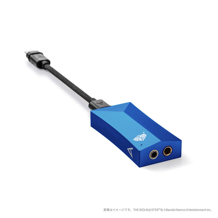 AK HC4 Idolmaster 灰姑娘女孩版 USB DAC 支持 3.5 毫米非平衡耳机和 4.4 毫米平衡耳机。(图片来源：万代南梦宫）