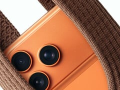 iPhone Pocket 的设计与手机的颜色相匹配。(图片来源：Apple)