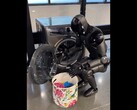图中创始人布雷特-阿道克正在给 02 号洗衣机装水。(图片来源：Brett Adcock via X / 原 Twitter）