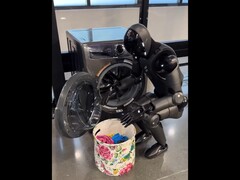 图中创始人布雷特-阿道克正在给 02 号洗衣机装水。(图片来源：Brett Adcock via X / 原 Twitter）