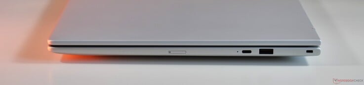 正确:USB-C 3.2 Gen 2、USB-A 3.2 Gen 1、肯辛顿锁插槽