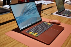 联想 IdeaPad Vibe 14(绚丽珊瑚色款),配备定制色键帽。