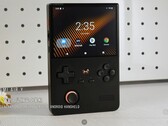 Air Y 是 Mangmi 推出的两款新型竖屏手持设备之一。