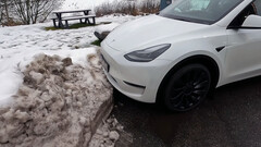 现在没有传感器来检测那堆雪了（图片：Tech &amp;amp; Tesla Sweden/YouTube）