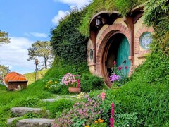 华纳兄弟宣布将推出另一部以《指环王》为背景的电影《魔戒往事》（Shadow of the Past）。