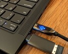 这款Baseus USB-C电缆有一个实时的瓦特读数，现在我们再也无法回头了