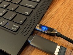 这款Baseus USB-C电缆有一个实时的瓦特读数，现在我们再也无法回头了