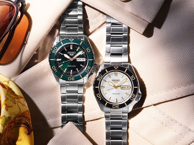 Seiko 5 Sports SKX HDB004 和 HDB005 腕表并排展示在织物上,呈现白黑配色的 HDB004 和绿色与玫瑰金配色的 HDB005。