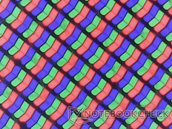 清晰的 RGB 子像素，几乎没有颗粒感