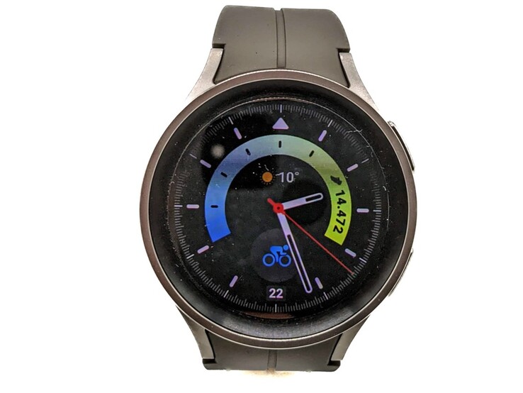 Galaxy Watch5 Pro的表壳是由钛制成的，显示屏由蓝宝石玻璃保护。