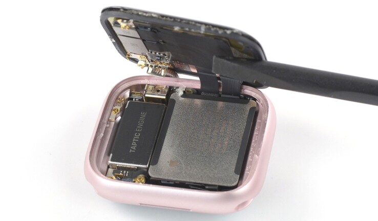 Apple Watch 已配备金属外壳电池。(图片：iFixit)