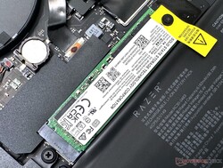 两个SSTC 1 TB NVMe SSD堆叠在一起